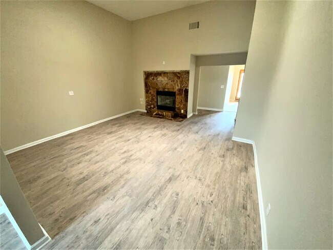 Building Photo - 553 E Kenbridge Dr