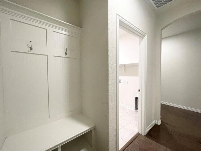 Foto del edificio - 430 Camille Crossing