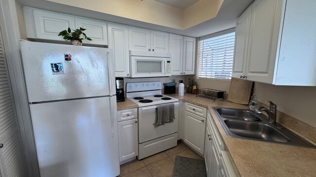 Building Photo - Coastal Living at Its Finest – Stylish 2BR...