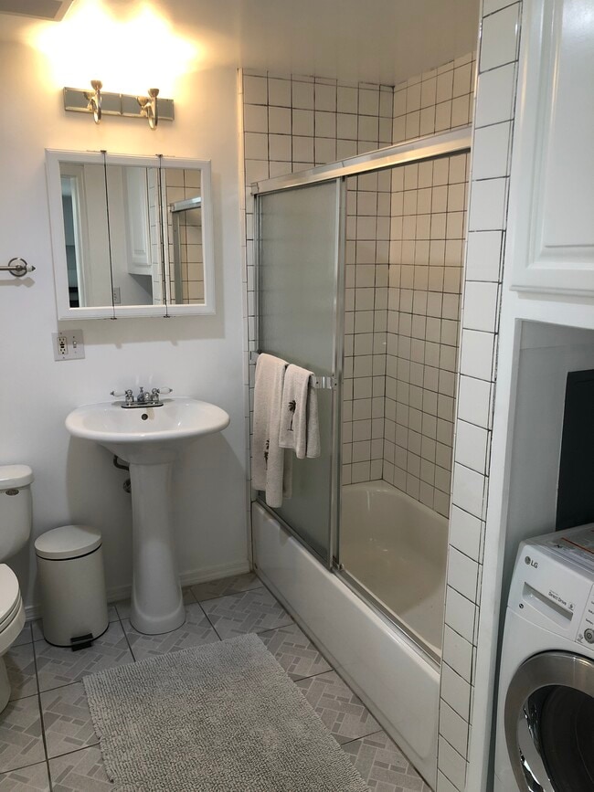 Bathroom/Laundry - 469 W Avenue 37
