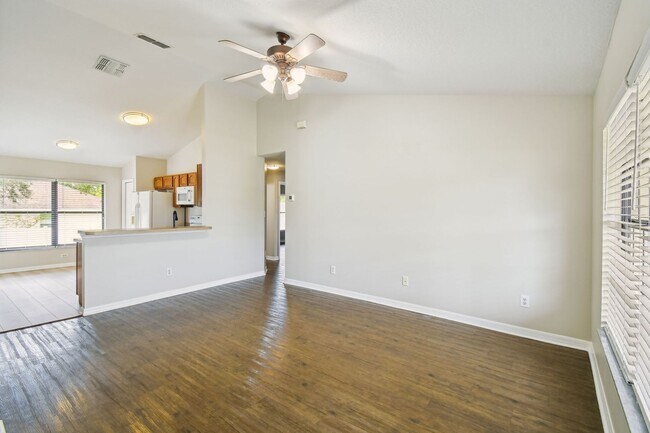 Foto del edificio - Charming 3-bedroom + 2-Bathroom Home in the heart of Leesburg
