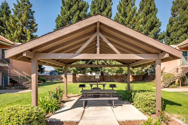 BBQ Cabana - Granada Apartments