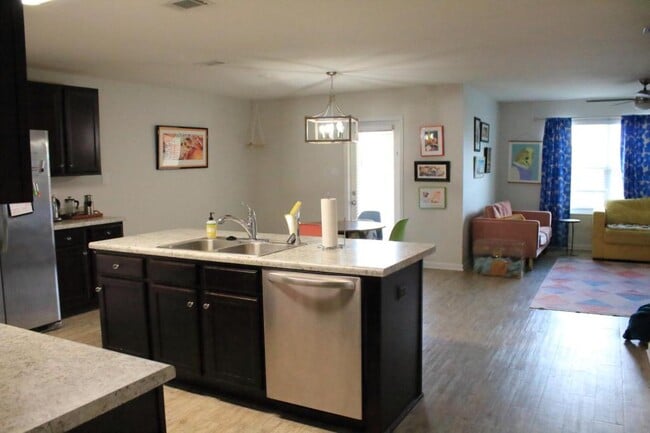 Photo - 500 E Marigold Dr House