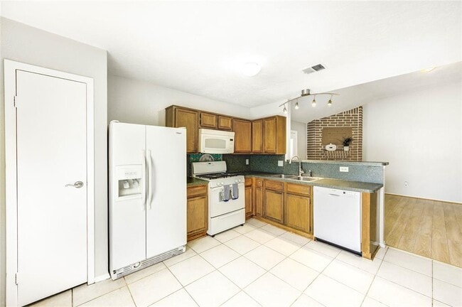 Building Photo - 5207 Beaverhill Dr