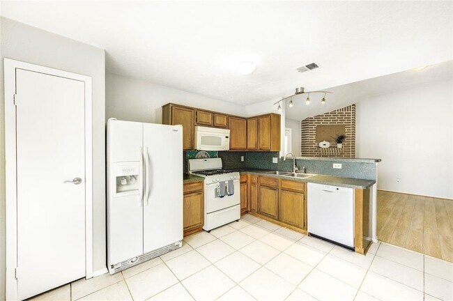 Foto del edificio - 5207 Beaverhill Dr