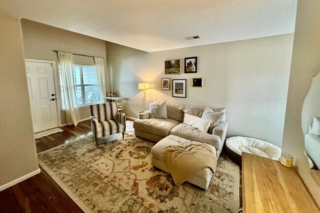 Foto del edificio - Spacious 2 Bed 2.5 Bath Townhouse in Northeast Fort Collins