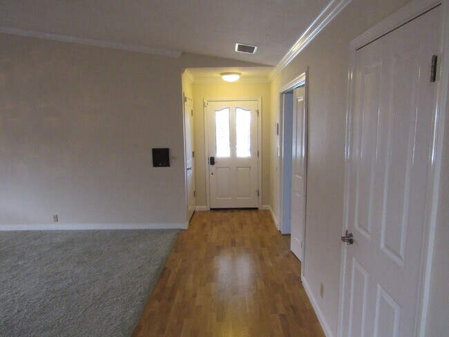 Building Photo - Gorgeous 4 Bed, 3 Bath with Office/4th Bed...