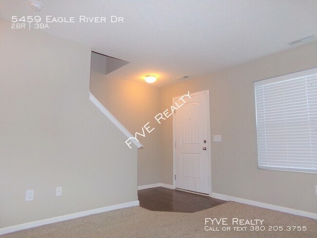 Building Photo - Spacious 2 bedroom  2.5 bathroom