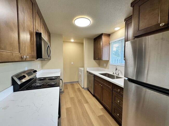 Building Photo - AVAILABLE NOW! Newly Renovated 2 Bedroom D...