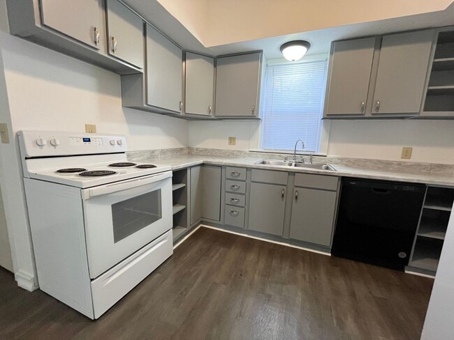 Building Photo - Rent Special - 3 Bed/2 Bath Duplex Apartment Near Downtown!