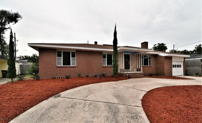 Building Photo - 1625 Furman Rd