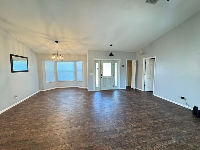 Foto del edificio - Your Dream Home Awaits! MASSIVE Backyard! ...