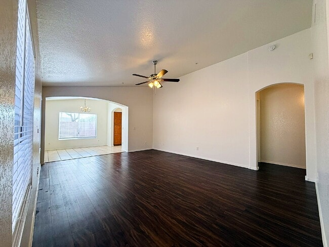 Foto del edificio - Stylish 1-story 1,301 Sq. Ft. House in Inv...