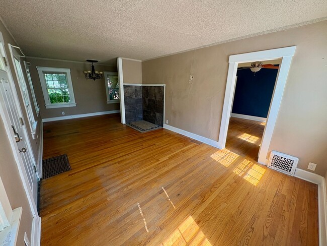 Building Photo - 2 bed 1 bath Home Near the Historic District