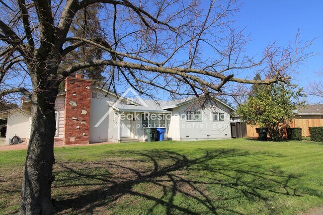Building Photo - Spacious College Greens 3bd/2ba Duplex wit...