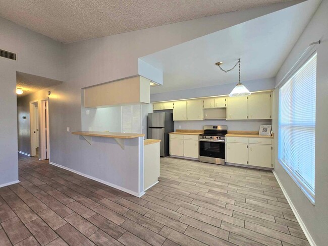 Building Photo - Spacious 3 Bedroom / 2 Bath with inside wa...