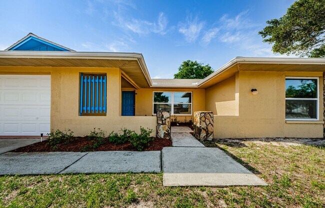 Building Photo - Beautiful 3 bed 2.5 bath Pool home