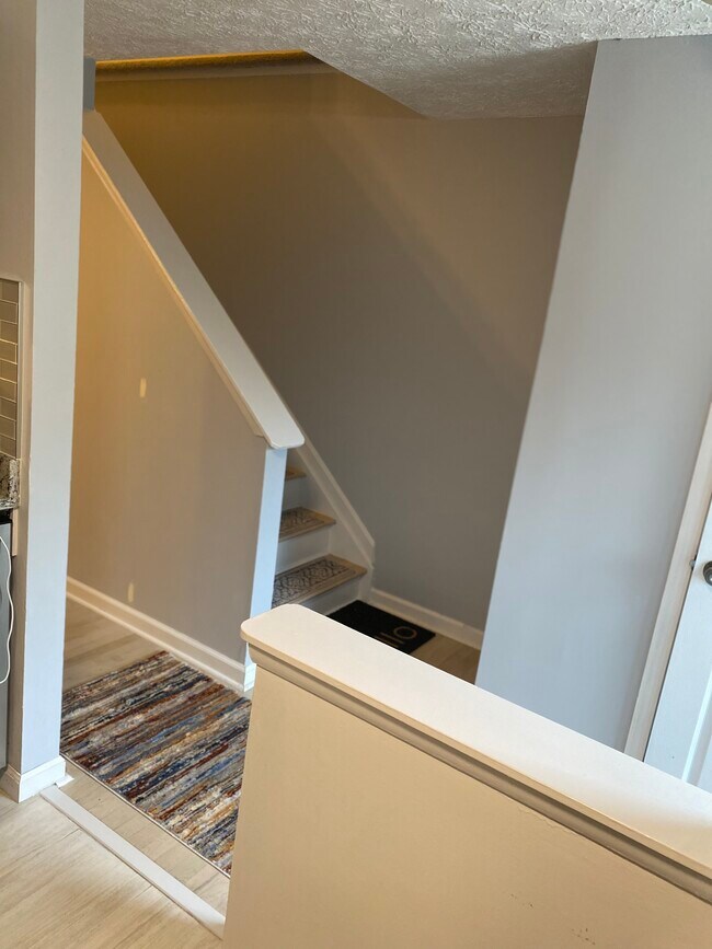 Hallway to Kitchen - 8094 Grandview Ct