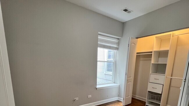 Foto del edificio - 1122 W Wellington Ave