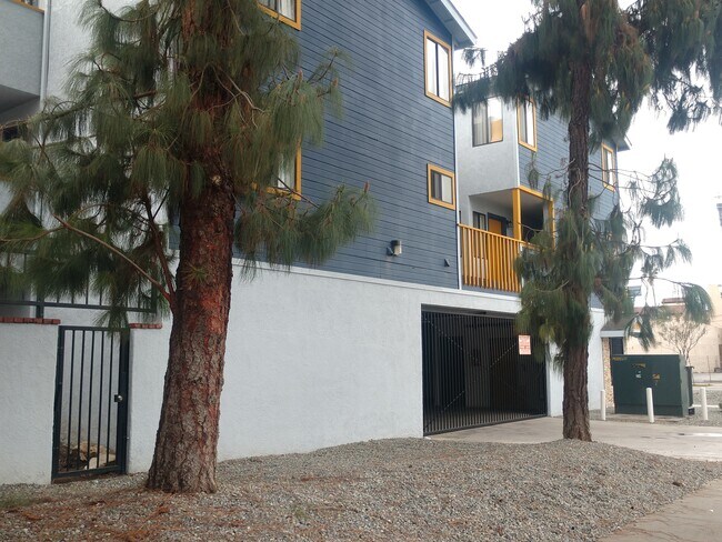 Building Photo - 1152 Pine Ave