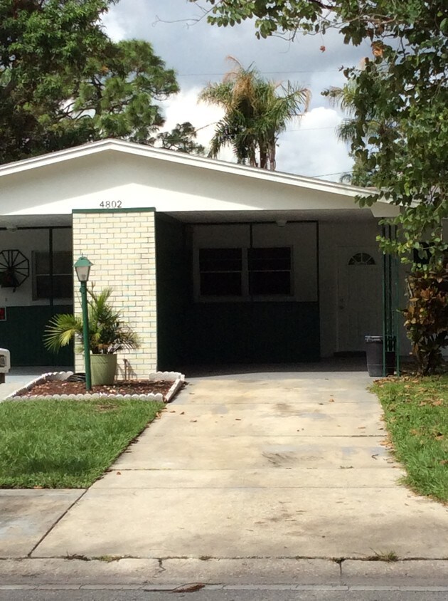 Duplex apartment - 4802 20th St W