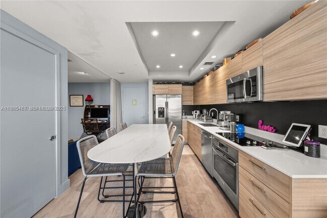 Foto del edificio - 121 NE 34th St