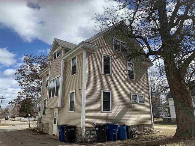 Side door access - 1435 Ohio St
