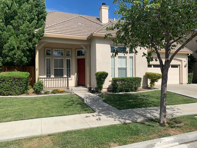 Foto del edificio - Beautiful 2 Story 4 Bedroom 3.0 Bath Home ...