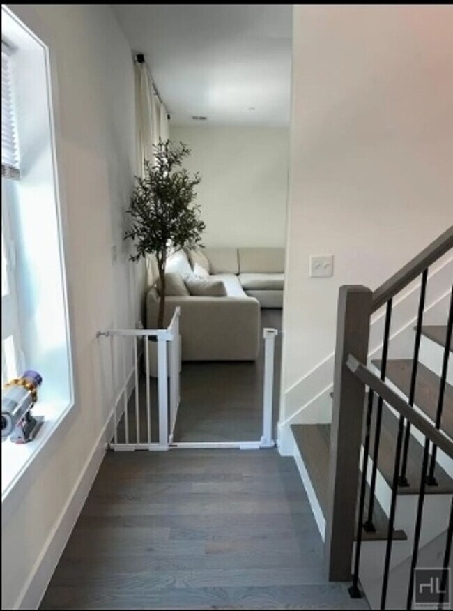 Building Photo - 4 Bed 2.5 Bath House - Ridgefield Avenue