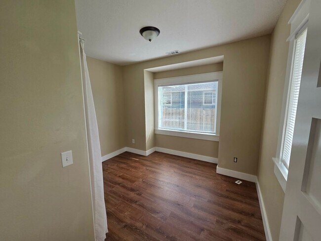Foto del edificio - 5 Bedroom Home Corner Lot in N Portland