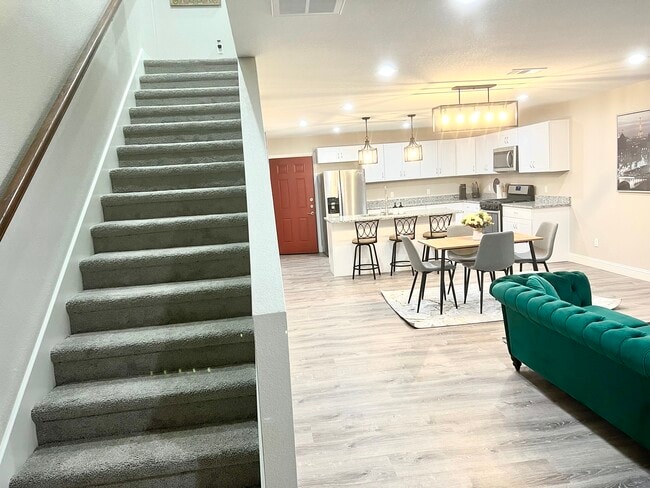 Escalera - 5830 Grayson St