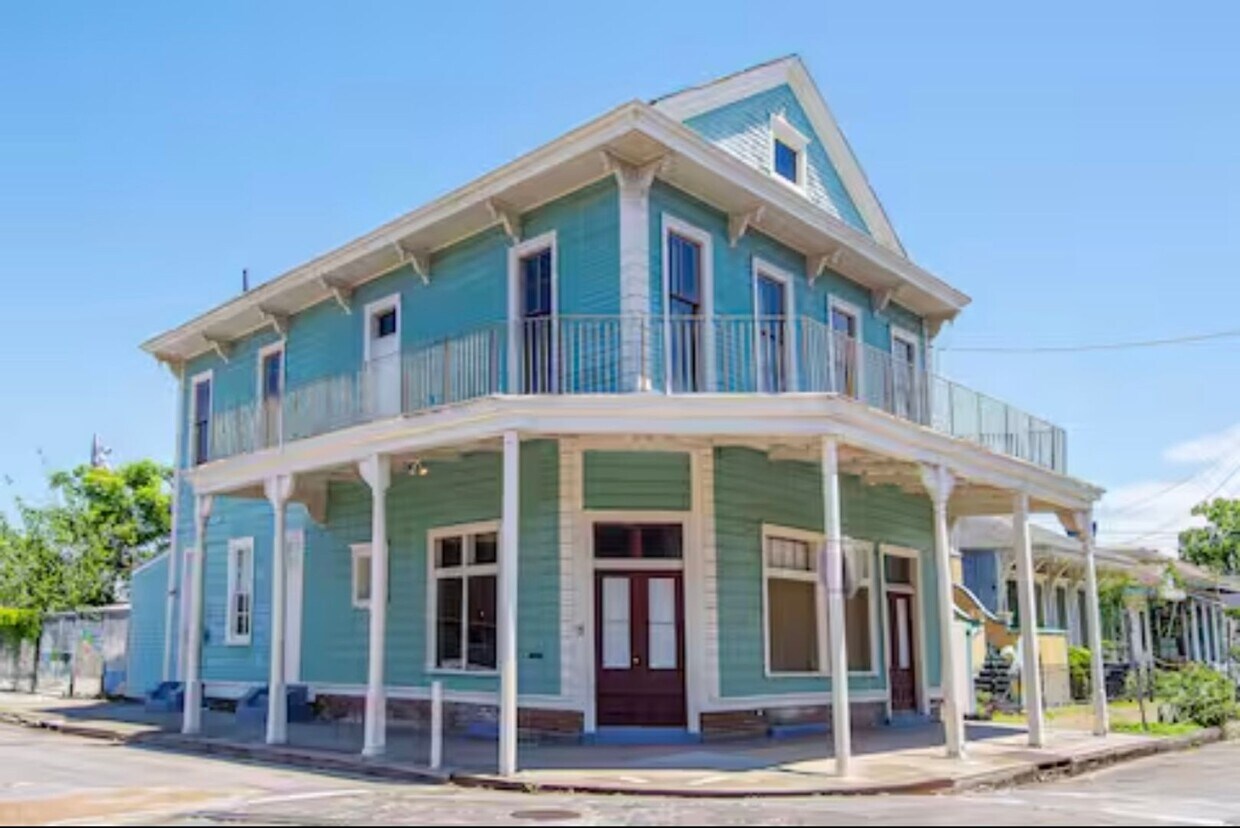 Primary Photo - Historic, Renovated 3BR with Wrap-Around B...