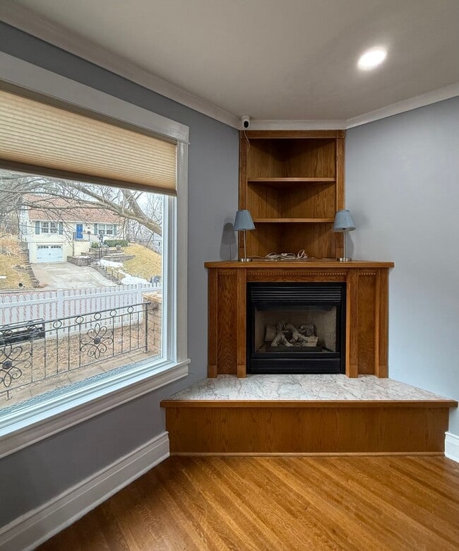 Foto del edificio - Grand Historic 5-Bedroom Home | Sunrooms, Fireplace, & Incredible Space