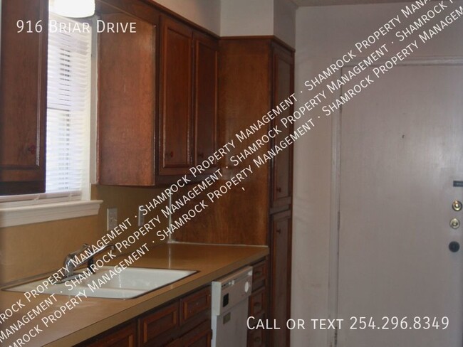 Building Photo - Large duplex close to shopping!