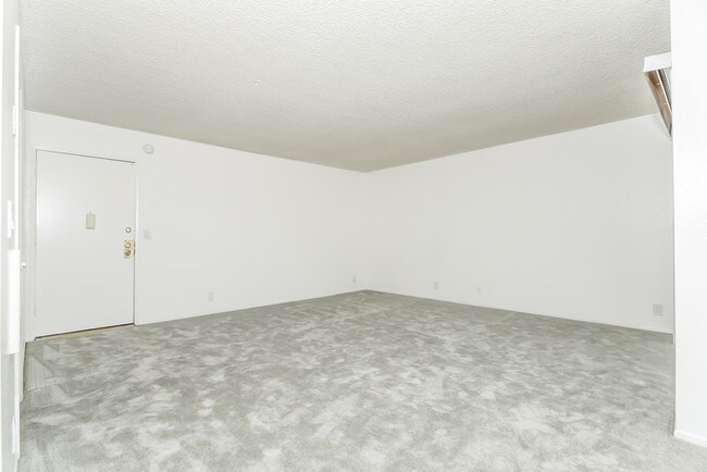 Building Photo - 123 S Catalina St