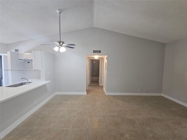 Foto del edificio - 713 Gardens Dr