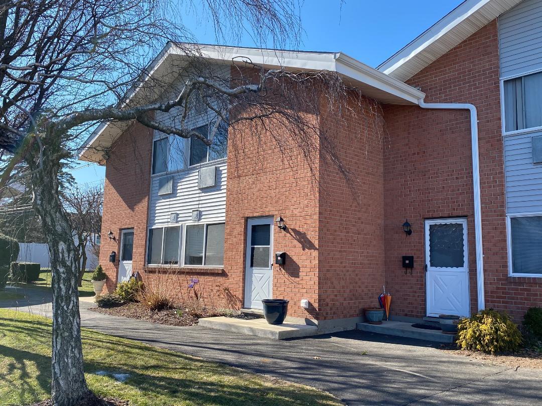 Townhouse unit, park right in front - 208 Flax Hill Rd