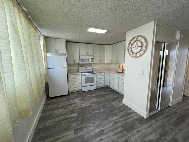 Foto del edificio - ROYAL TOWERS 2/1/1 sec, laundry, pool, bbq