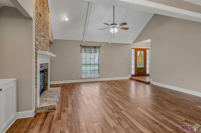 Building Photo - Charming 3 Bedroom 2 Bath House located in Central, La