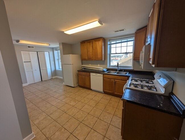 Building Photo - 7534 N Claremont Ave