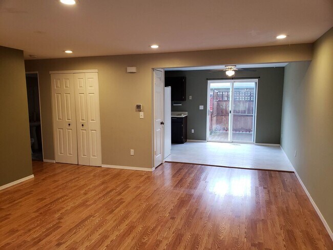 Foto del edificio - Beautiful Three Bedroom Centrally Located!