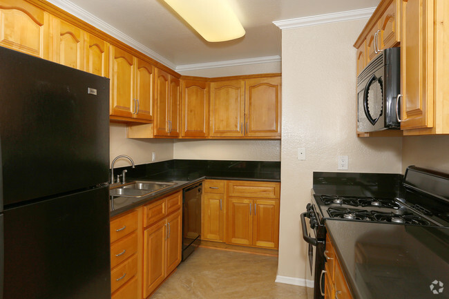 2HAB, 2BA - 993 FT² - Canyon Crest Village Apartments