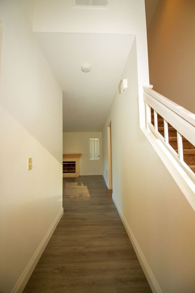 Building Photo - Nice home, quiet neighborhood