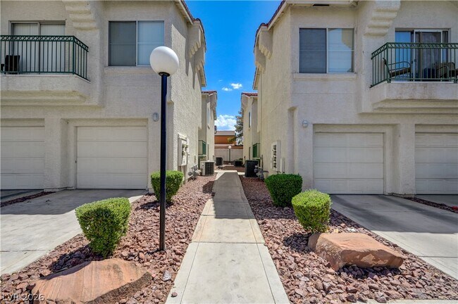 Foto del edificio - 6201 E Lake Mead Blvd