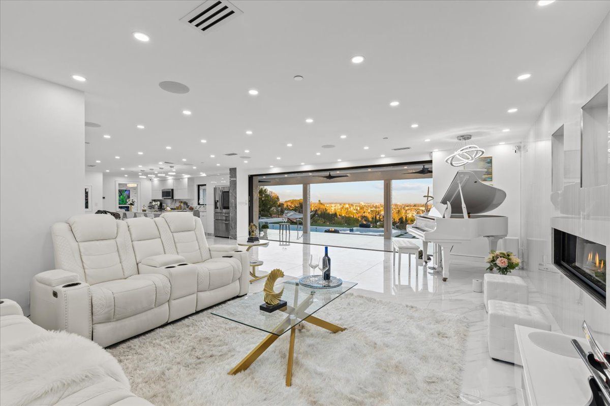 Foto del edificio - 8600 Farralone Ave