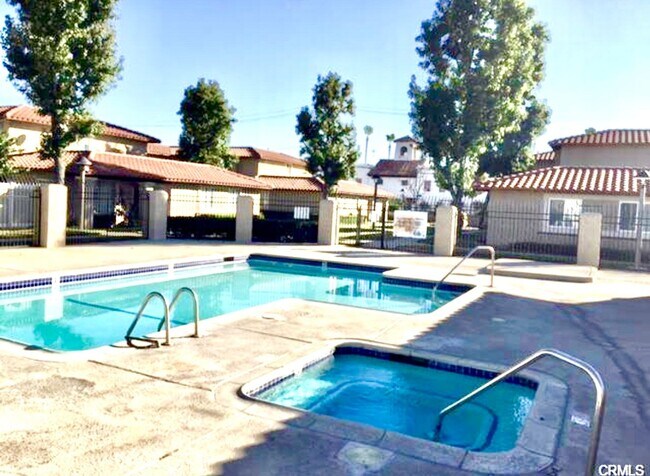 Foto del edificio - Charming 2 Bedroom 1.5 Bathroom Townhome w...