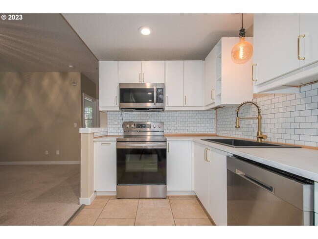 Building Photo - 675 NE Garswood Ln