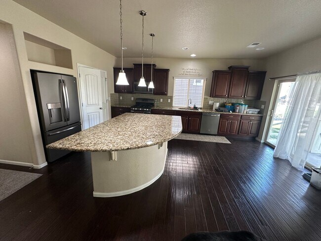 Foto del edificio - 3 Bed 3 bath house in Banning Lewis!