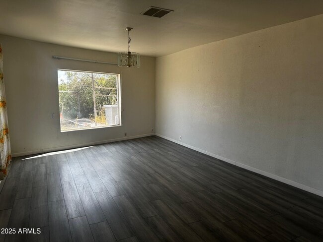 Building Photo - 1610 N Sulphur Springs St
