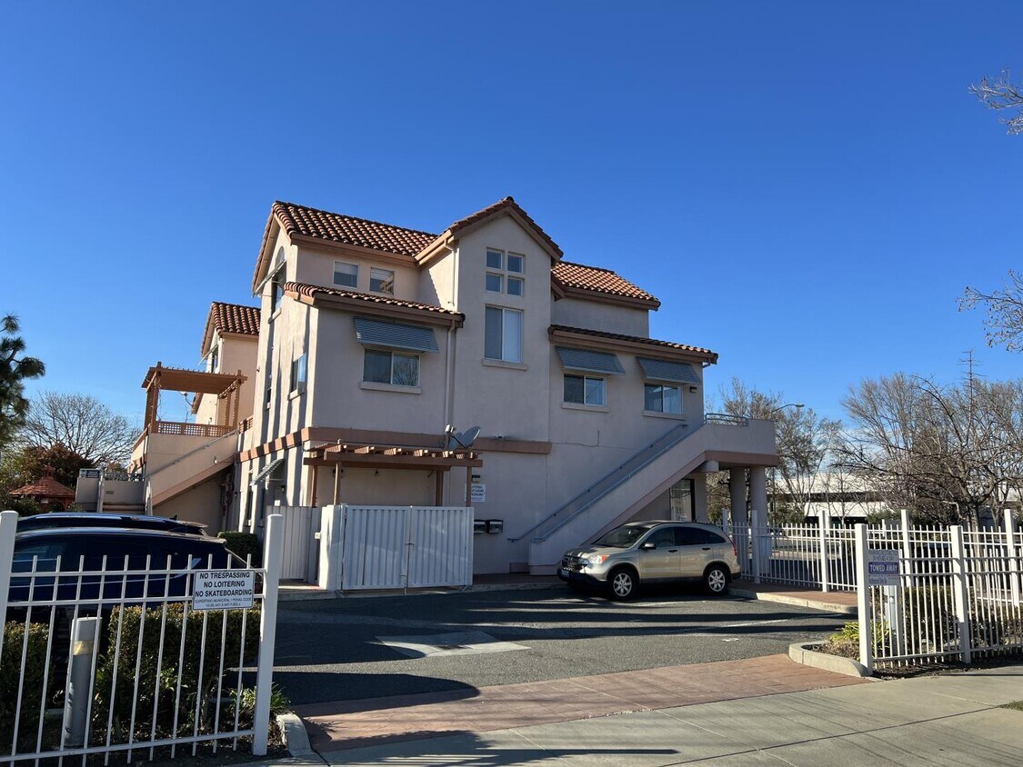 Foto principal - 19028 Stevens Creek Blvd